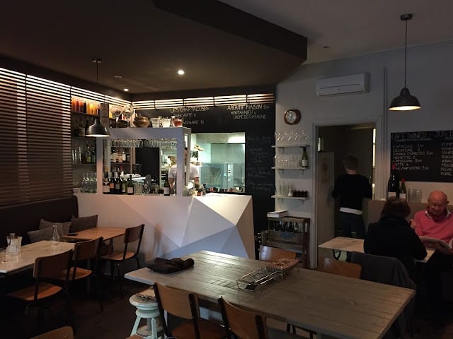 Cozy Bistro setting with inviting bar for intimate meetings and casual gatherings.