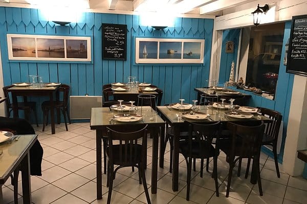 Cozy seafood restaurant Bistrot de Lyon with bright blue walls for intimate gatherings.