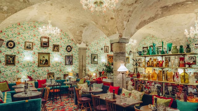Charming vintage Brasserie in Bistrot de Lyon, ideal for intimate gatherings and events.