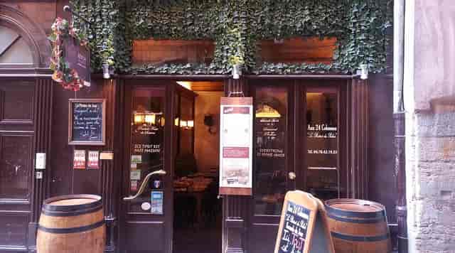 Cozy restaurant exterior at Le Bistrot du Palais, ideal for intimate gatherings or events.