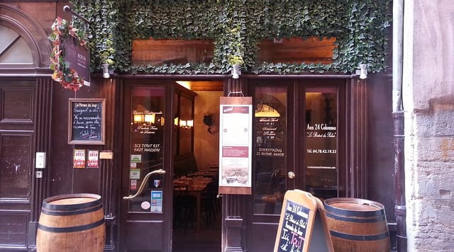 Cozy restaurant exterior at Le Bistrot du Palais, ideal for intimate gatherings or events.