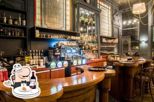Stylish bar at Grand Café de la Préfecture, ideal for intimate receptions and networking.