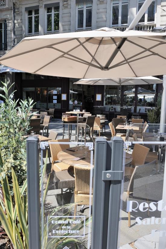 Outdoor dining at Grand Café de la Préfecture, ideal for casual networking events.