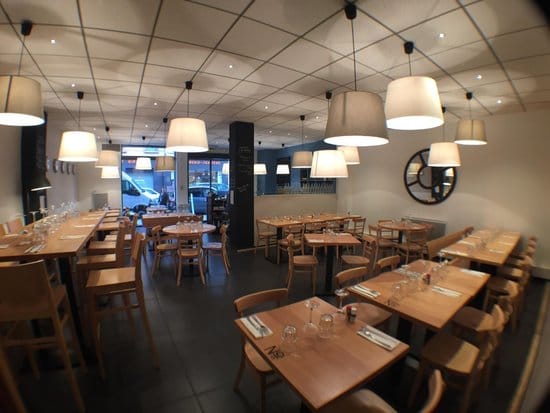 Spacious dining room at Bistrot de Lyon with contemporary decor, ideal for events.