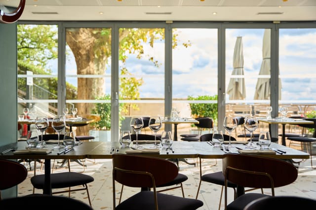 Modern dining space at Le Rooftop Têtedoie, ideal for corporate events and private gatherings.
