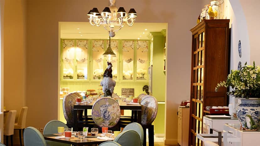 Côté Bellecour Lounge Bar in Le Royal Lyon: elegant meeting space for events and gatherings.