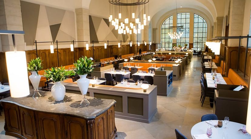 Modern restaurant in Le Grand Réfectoire with elegant decor for events and gatherings.