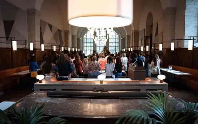 L’Officine event venue with elegant lighting, ideal for conferences and networking.