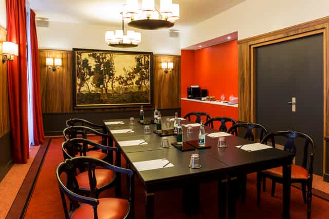 Meeting room at Hôtel Carlton Lyon with dark wood table, ideal for professional gatherings.