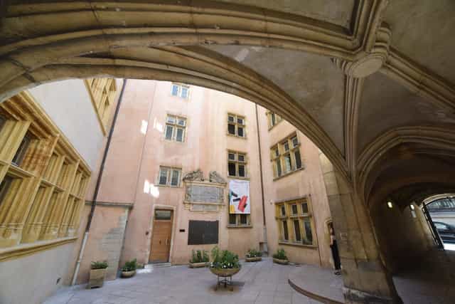 Serene courtyard at Musée de l'Imprimerie for elegant events and receptions.