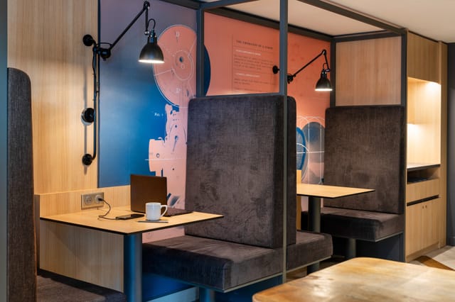 Modern meeting room in Hotel Mercure Lyon, ideal for collaborative brainstorming sessions.