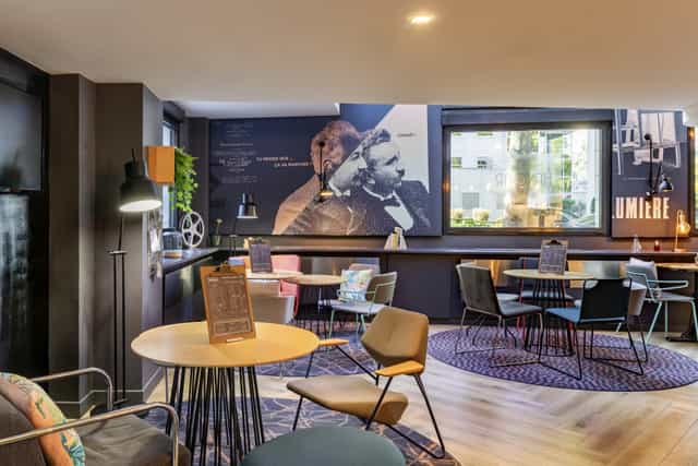 Modern meeting room at Hotel Mercure Lyon, ideal for networking events and group meetings.