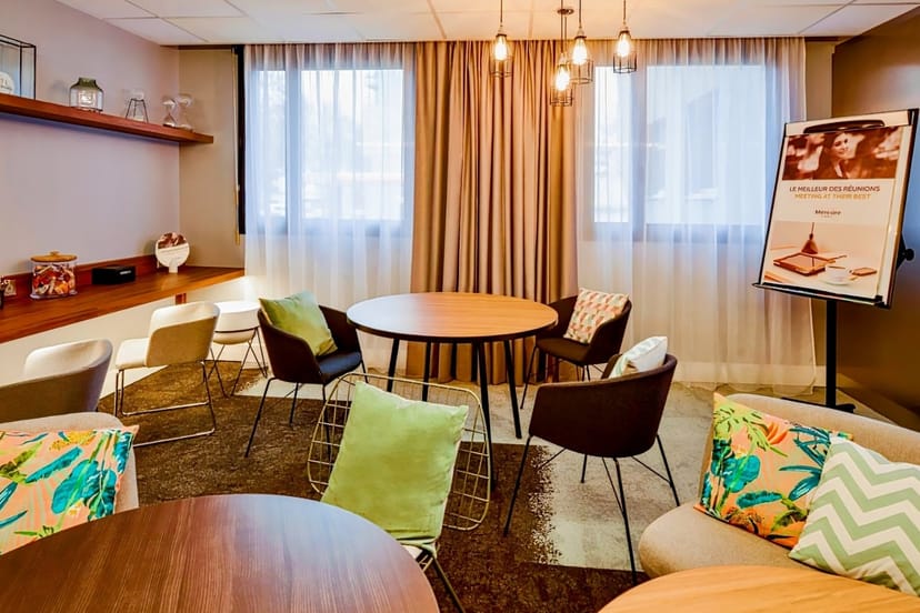Modern Meeting Room 4 at Hotel Mercure Lyon, perfect for workshops and gatherings.
