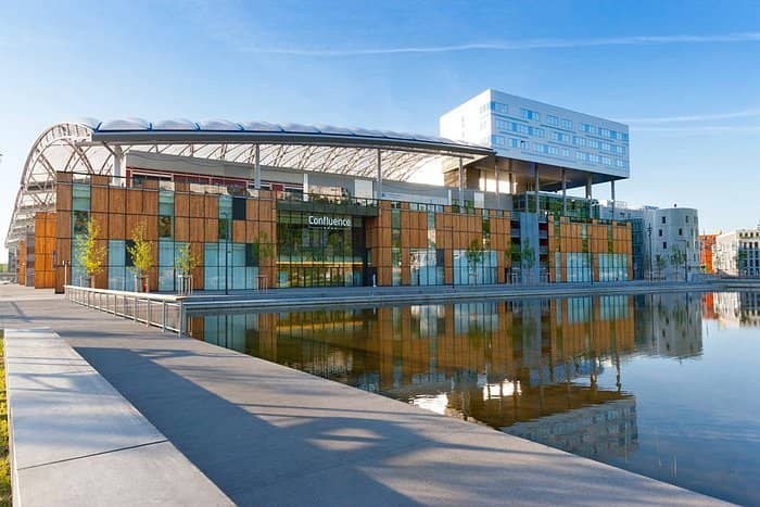 Modern conference center with glass facades for inspiring meetings in Lyon.