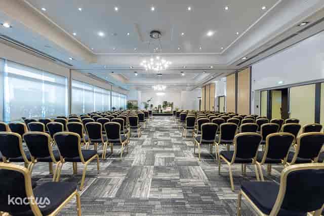 Beaujeu Panoramic Lounge: elegant conference room with natural light and sleek decor.