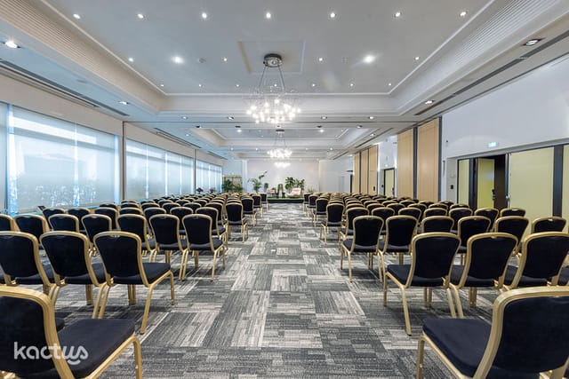 Beaujeu Panoramic Lounge: elegant conference room with natural light and sleek decor.