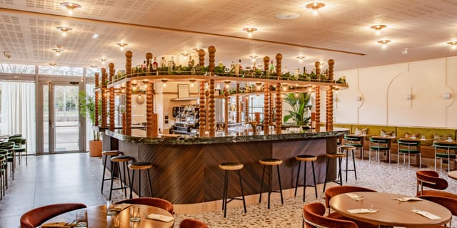 Stylish bar in Crowne Plaza Lyon, perfect for networking events and gatherings.
