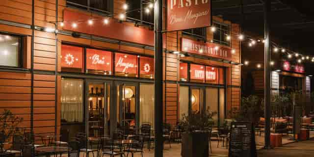Charming outdoor bar at Crowne Plaza Lyon, ideal for networking events and gatherings.