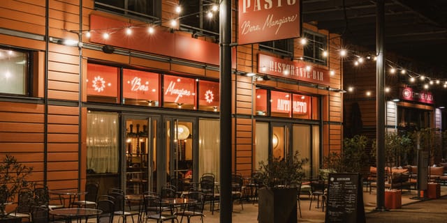 Charming outdoor bar at Crowne Plaza Lyon, ideal for networking events and gatherings.
