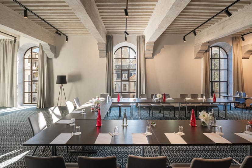 Elegant U-shaped meeting room at InterContinental Lyon, perfect for corporate workshops.