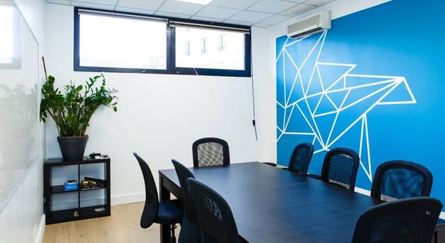 Modern meeting room with sleek design for productive workshops and presentations.