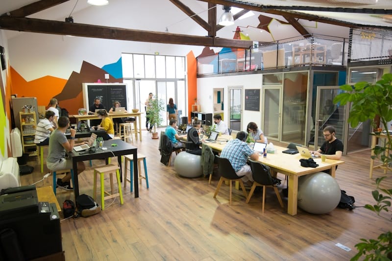 Vibrant coworking space in La Cordée with flexible seating for meetings and events.