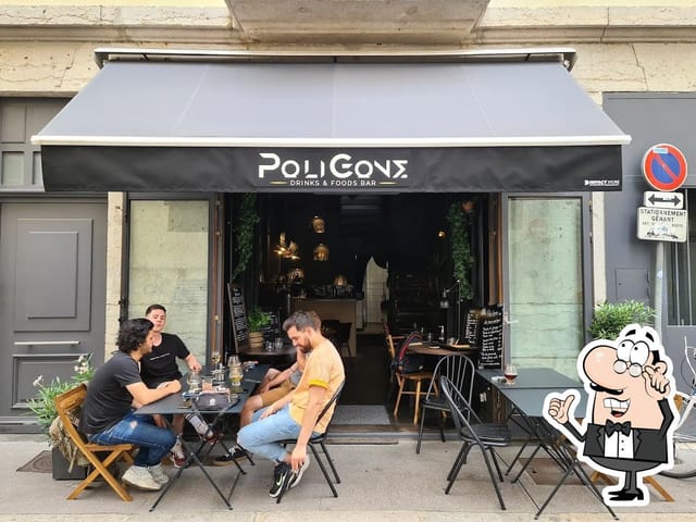 Casual outdoor dining at Poligone Bar, perfect for networking events and gatherings.