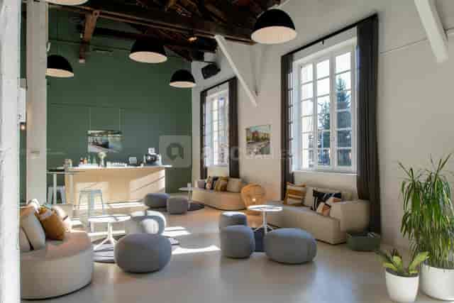 Modern meeting room in L'Embarcadère with versatile seating for workshops and gatherings.