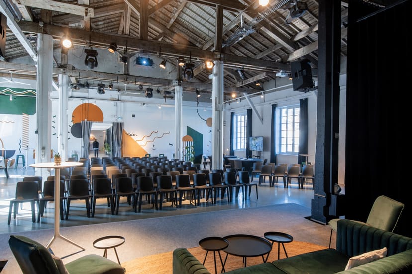 Meeting room at L'Embarcadère with industrial decor for workshops and conferences.
