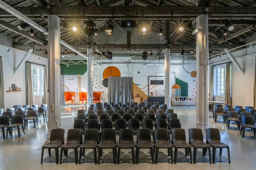 Versatile conference room with organized seating for workshops and presentations at L'Embarcadère.