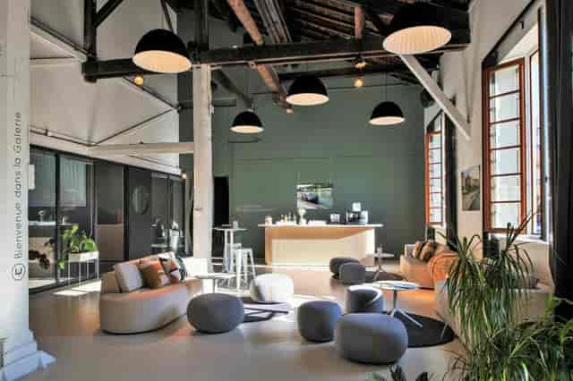 Modern event space in L'Embarcadère with stylish furniture for creative workshops.