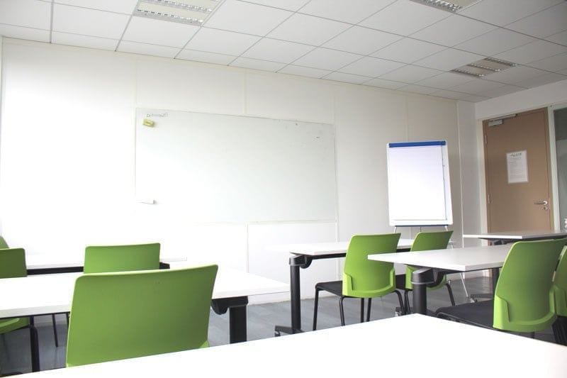 Modern meeting room with flexible seating for dynamic workshops and interactive sessions.