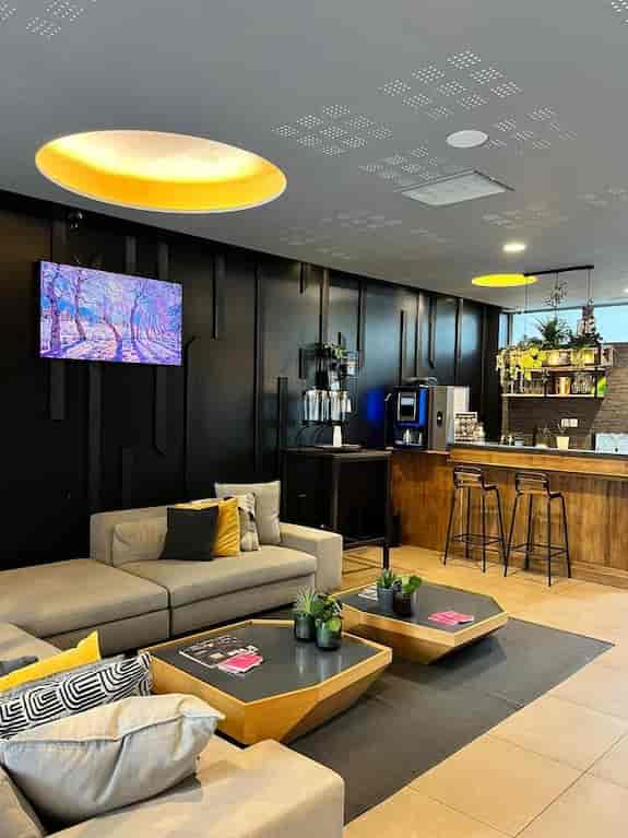 Modern reception area in Q7 Lodge, ideal for networking events and informal meetings.