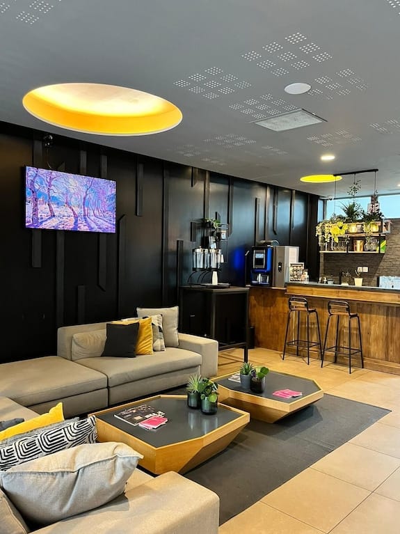 Modern reception area in Q7 Lodge, ideal for networking events and informal meetings.