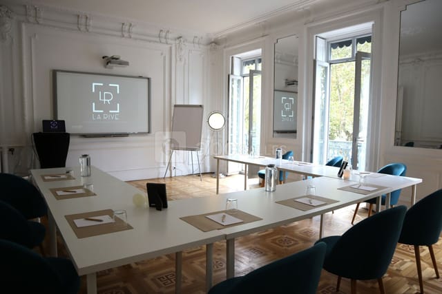 Stylish meeting room at Bubble Room, La Rive, perfect for corporate events and workshops.