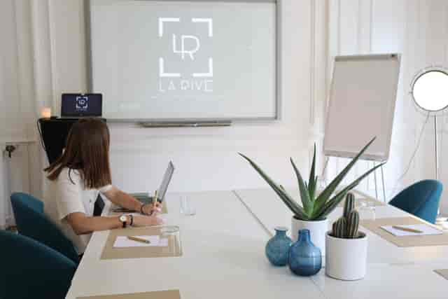 Meeting room in La Rive with sleek table and projector for corporate events.