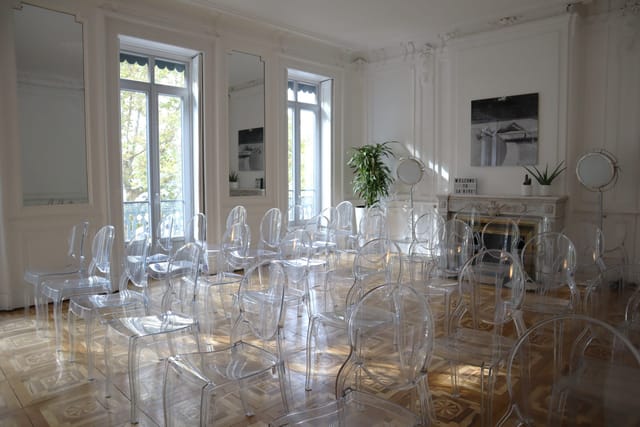 Modern event room with acrylic chairs, perfect for intimate meetings or presentations.