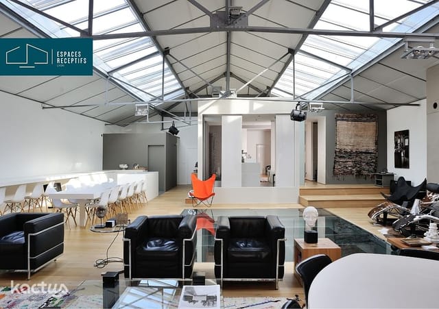 Modern event space with skylights, ideal for creative meetings and gatherings.