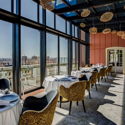 Sophisticated dining room with glass windows, ideal for corporate events and intimate gatherings.