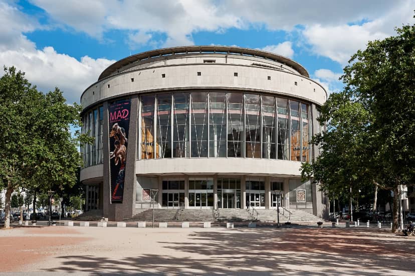 Modern performing arts theater with circular design at Maison de la Danse, ideal for events.