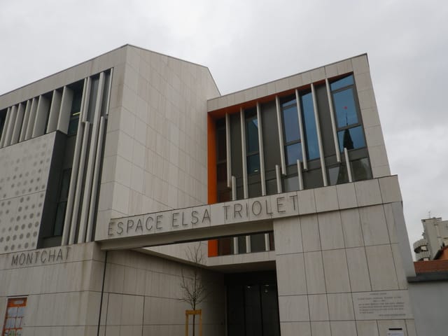 Modern Espace Jeunes venue with sleek design, perfect for conferences and community events.