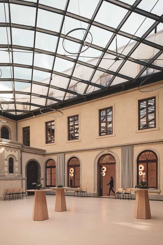 Salle Le Grand Salon: elegant venue with glass ceiling, perfect for corporate events.