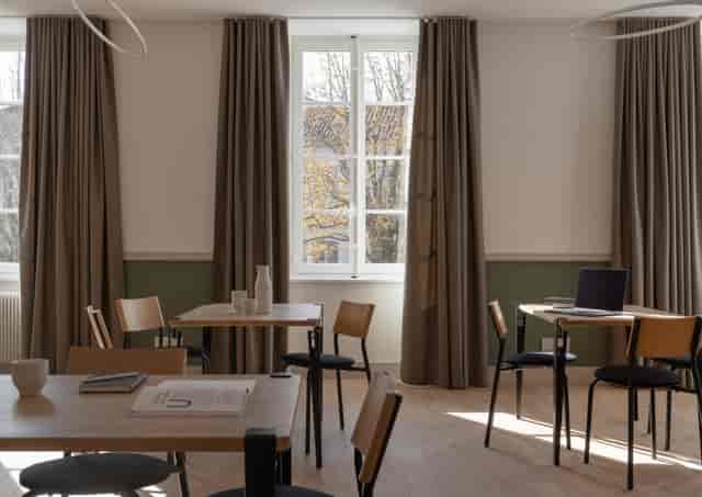 Modern meeting space in Salle Claudine Thévenet, perfect for workshops and gatherings.