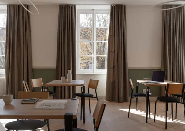 Modern meeting space in Salle Claudine Thévenet, perfect for workshops and gatherings.