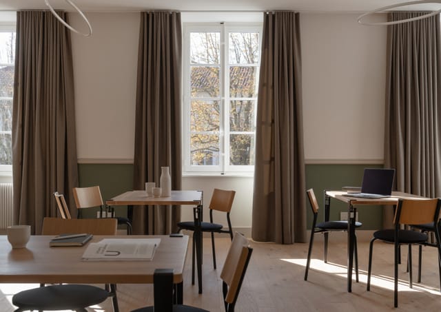 Modern meeting space in Salle Claudine Thévenet, perfect for workshops and gatherings.