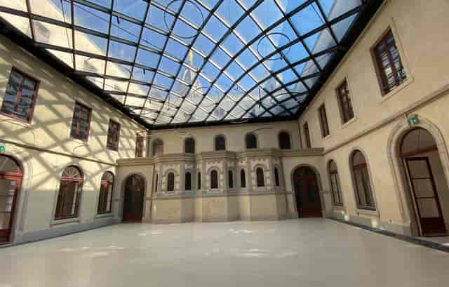 Light-filled atrium in Salle Claudine Thévenet, perfect for events and meetings.