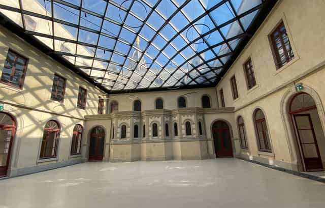 Light-filled atrium in Salle Claudine Thévenet, perfect for events and meetings.