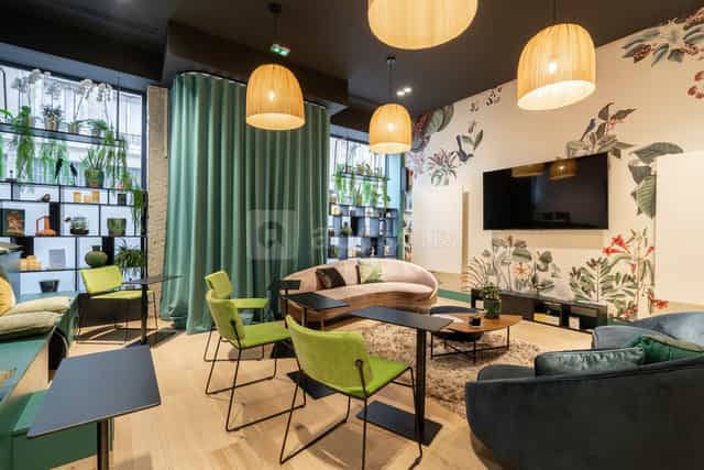 Modern meeting space at La Bulle Green, featuring vibrant decor and greenery.