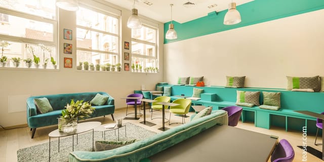 Modern meeting room with vibrant decor for creative team collaboration and brainstorming.