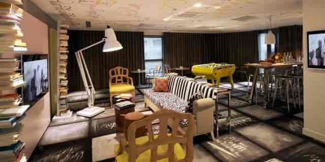 Creative meeting space at Atelier 4, Mama Shelter Lyon – stylish decor for collaboration.